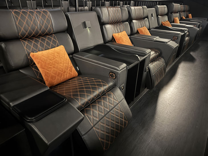 schöner, größer, weiter: Super LUX Sitze mit vielen Features in allen neuen Kinosäle des CinemaxX am Isartorplatz in München (©Foto: Martin Schmitz)